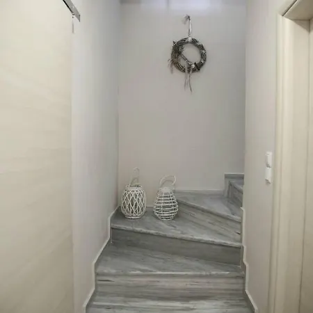La Luna Maisonette נידרי